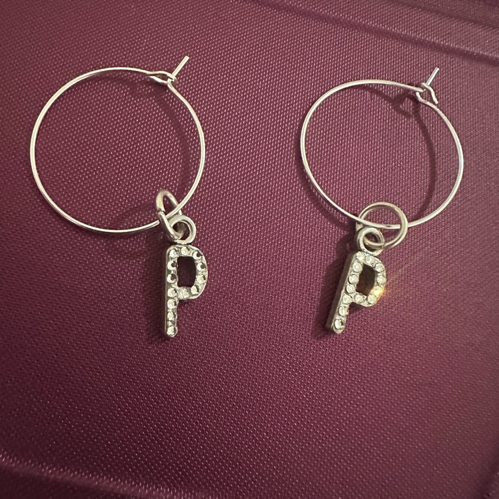 Wine glass charm embellished in Swarovski crystals initial letter “P”